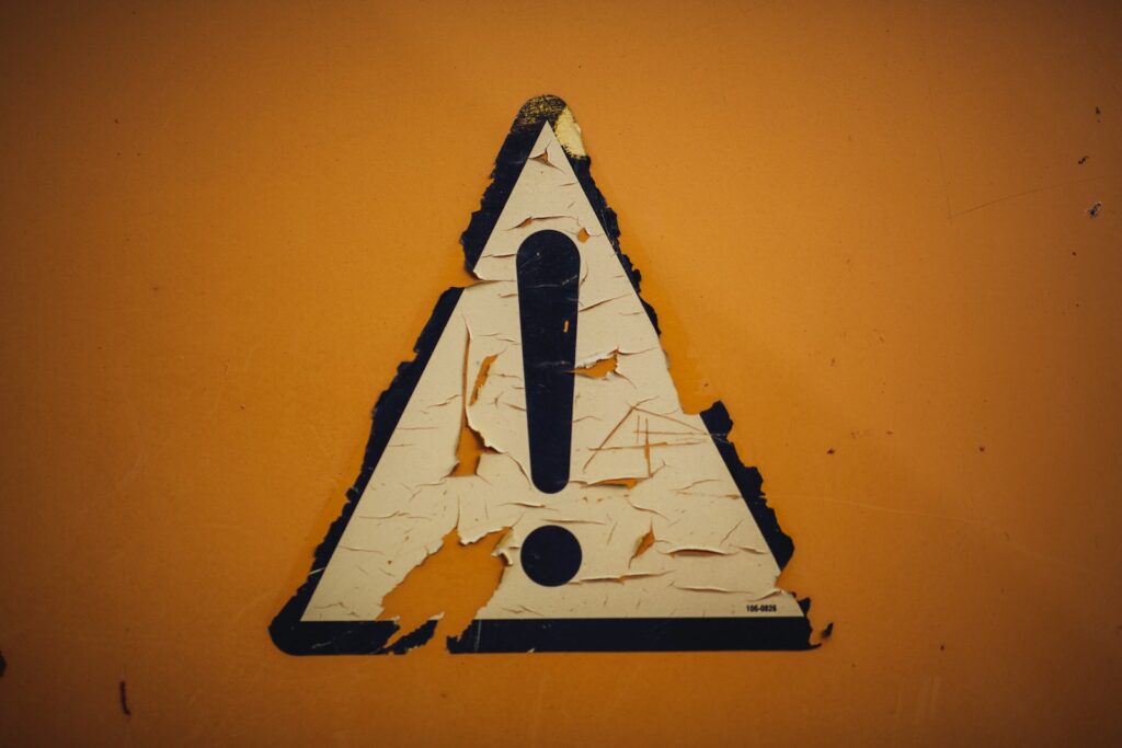 三角形の警告標識、注意を促す看板
