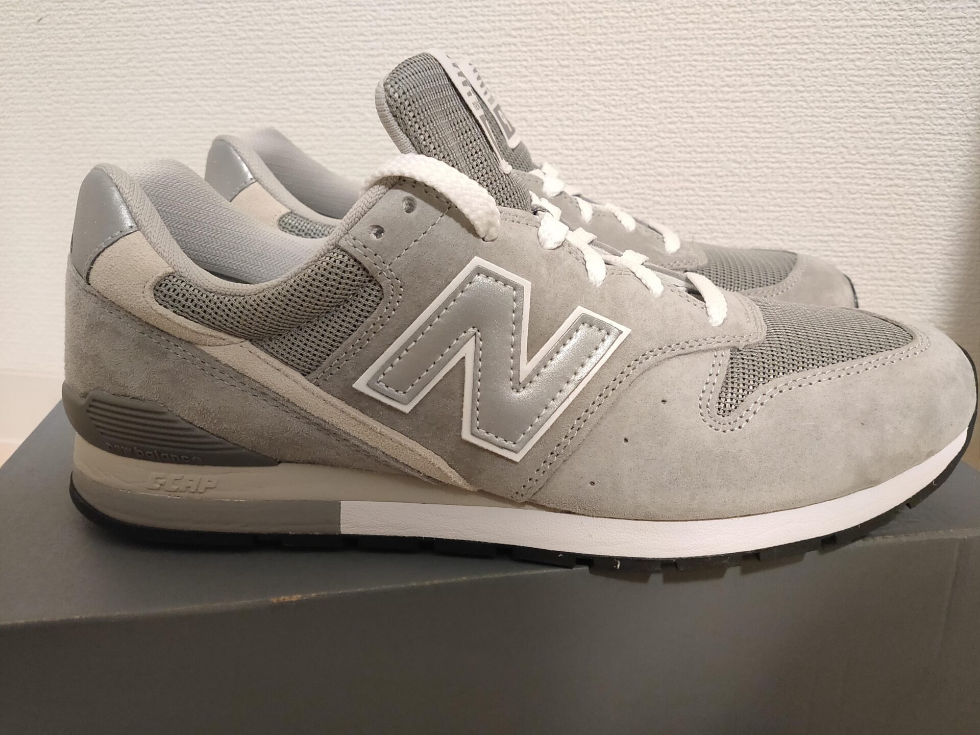 ニューバランスのスニーカーCM996BGの側面