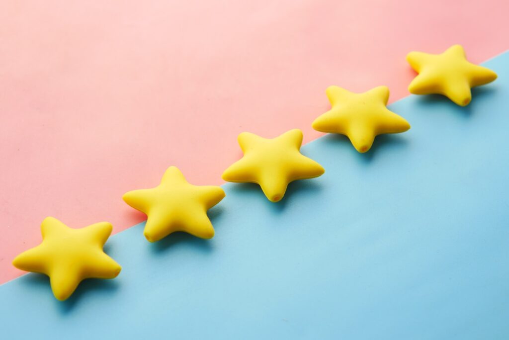 青とピンクの面の上に並んでいる5つの黄色い星