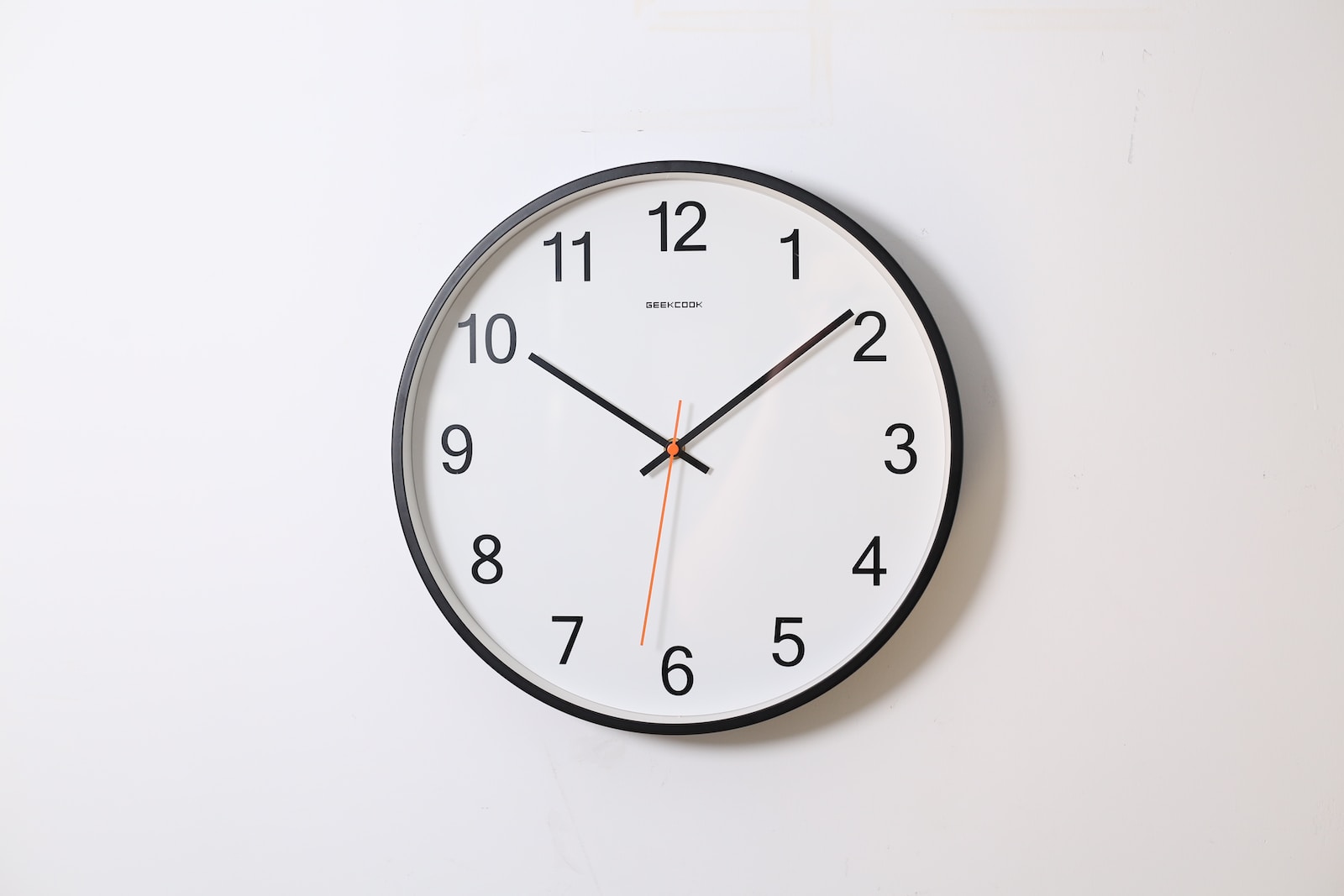 10:09を示している壁に掛けたれたアナログ時計